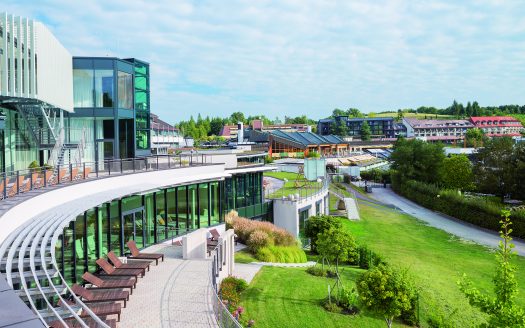 Thermenhotel Stoiser Teilansicht Außen im Sommer.